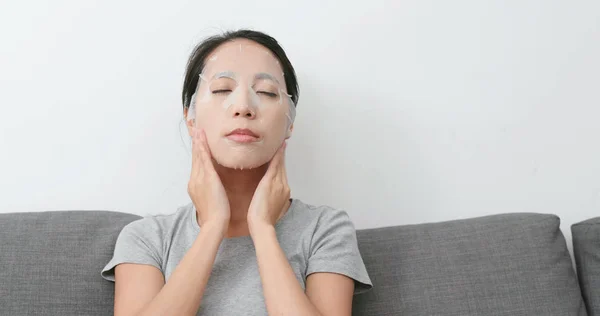 Aziatische Vrouw Toepassen Papier Masker Gezicht — Stockfoto