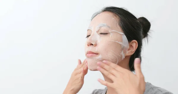 Mujer Aplicar Máscara Papel Cuidado Piel — Foto de Stock