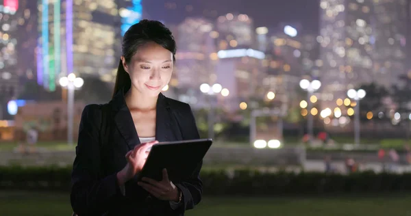 夜のタブレット コンピューターを使用してアジアの実業家 — ストック写真