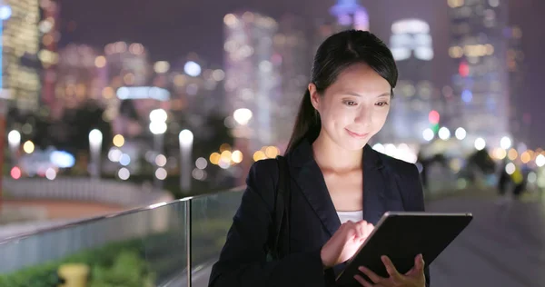 Mulher Negócios Usando Computador Tablet Digital — Fotografia de Stock