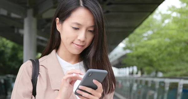 Žena Zasílání Sms Zpráv Mobilní Telefon Venkovní — Stock fotografie