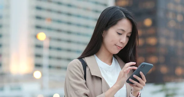 Frauencheck Auf Dem Handy Der Stadt — Stockfoto