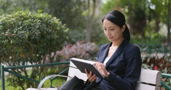 Dijital tablet bilgisayar kullanarak iş kadını