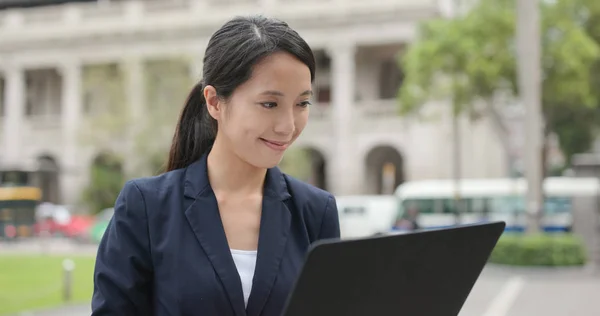 Donna Affari Che Utilizza Computer Portatile All Aperto — Foto Stock