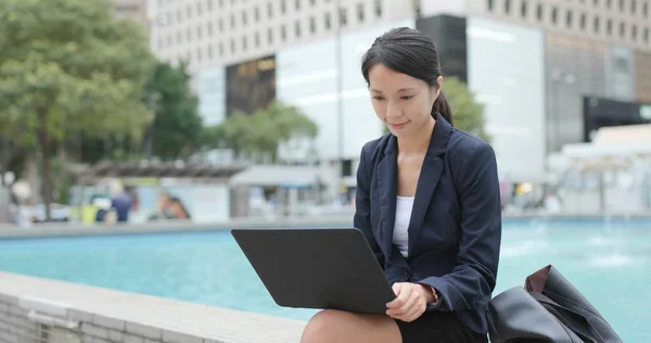 Empresária Usando Computador Portátil Livre — Fotografia de Stock