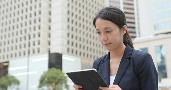 Kobieta Interesu Pracować Komputerze Typu Tablet Zewnątrz — Zdjęcie stockowe