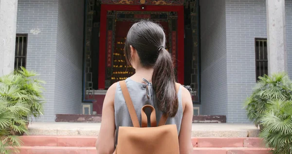 Kadın alarak Çin binanın içinde fotoğraf makinesinde video seyahat 