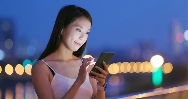 Asiatin Benutzt Handy Abend — Stockfoto
