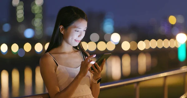Mladá Žena Pomocí Mobilního Telefonu Městě Noci — Stock fotografie
