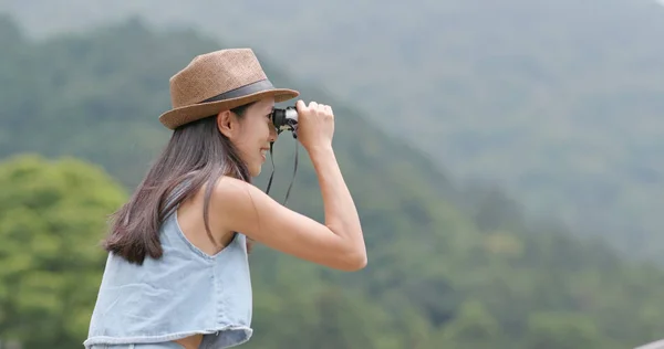 旅行の女性は屋外風景を両眼で見ても — ストック写真