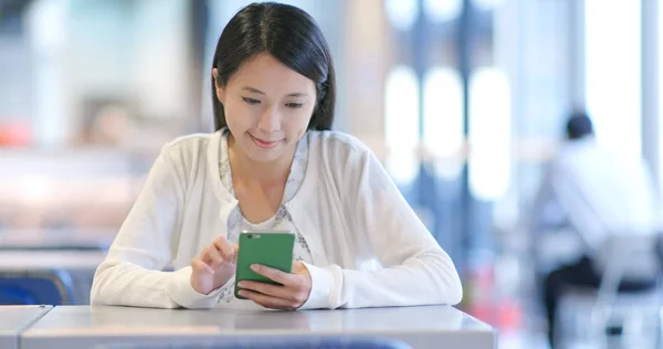 Mujer Usando Smartphone Dentro Del Restaurante — Foto de Stock