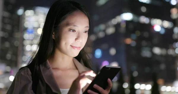 Mujer Trabajando Smartphone Por Noche — Foto de Stock