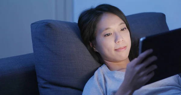Wanita Yang Menggunakan Komputer Tablet Digital Rumah Pada Malam Hari — Stok Foto