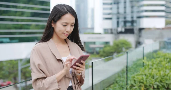 屋外で携帯電話を使用して若い女性 — ストック写真