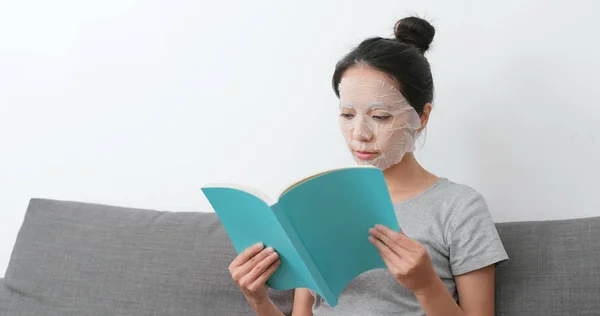 Perempuan Menerapkan Masker Kertas Dan Membaca Buku — Stok Foto