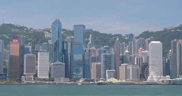 Victoria Harbour, Hong Kong - 13 Nisan, 2018: Hong Kong şehir manzarası