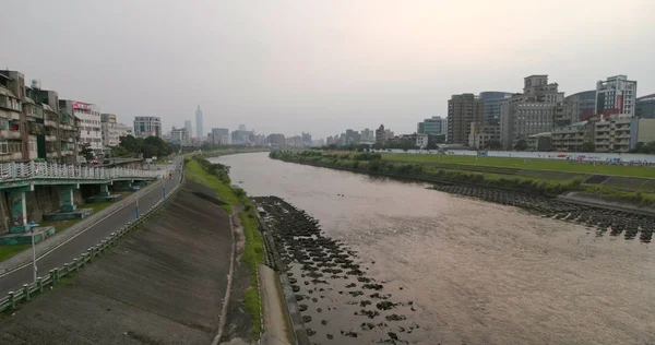Taipei city, Tayvan - 27 Mayıs, 2018: hava kirliliği Taipei şehir nehir tarafında