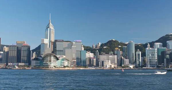 Victoria Harbour, Hong Kong - 13 Nisan, 2018: Hong Kong kentsel şehir manzarası güneşli gün