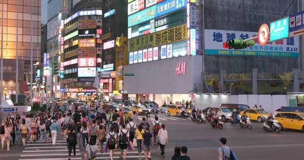 Taipei City Taiwán Mayo 2018 Gente Cruza Calle Por Noche —  Fotos de Stock