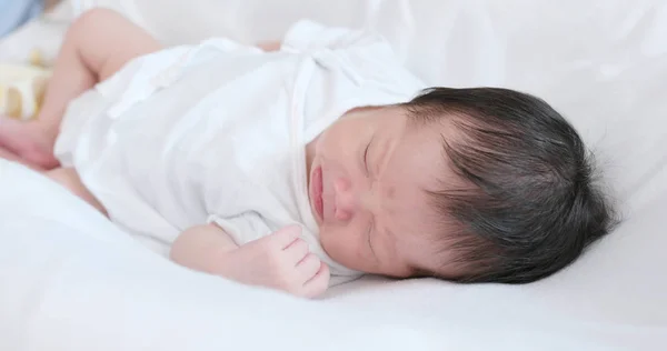 ベッドの上の新しい生まれた赤ちゃん睡眠 — ストック写真