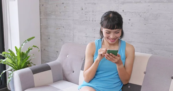 Mujer Usando Teléfono Móvil Casa — Foto de Stock