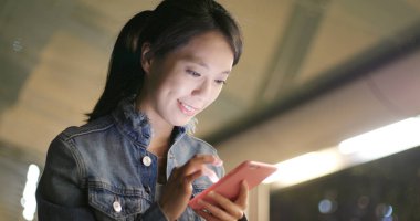 Geceleri cep telefonu arayan kadın