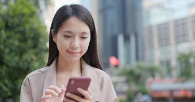 Genç kadın online cep telefonuyla için