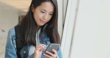 Akıllı telefon kullanan Asyalı kadın