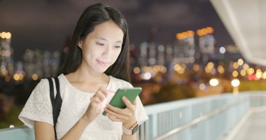 Geceleri Smartphone kullanan genç kadın