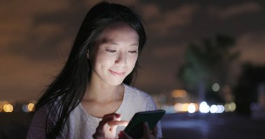 şehirde cep telefonu kullanan kadın