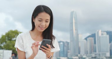 Hong Kong şehirde Smartphone kullanan kadın