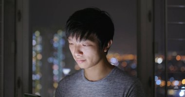 Cep telefonu evde akşamları kullanan adam 