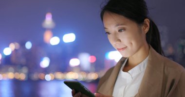 Cep telefonuyla şehirde geceleri işkadını