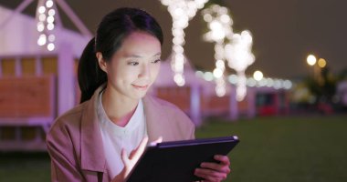 Geceleri tablet bilgisayar kullanarak iş kadını