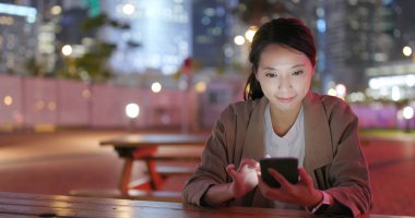 Cep telefonuyla şehirde geceleri işkadını