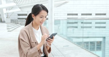 Cep telefonu kullanan iş kadını