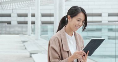 İş kadını işe açık, tablet bilgisayarda