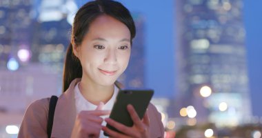 Cep telefonuyla şehirde geceleri işkadını