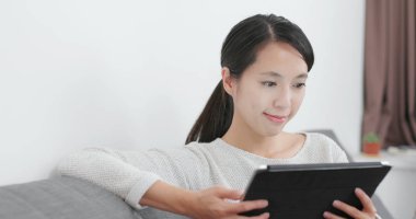 Tablet bilgisayarda film izlerken kadın 