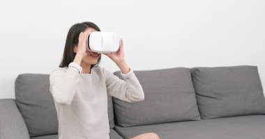 Kadın seyretmek ama sanal gerçeklik cihaz evde