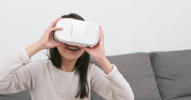 Evde VR aygıtla izlerken kadın