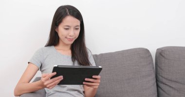 Kadın izlerken tablet evde