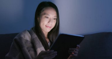 Kadın göz evde tablet bilgisayar