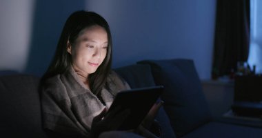 Kadın göz evde tablet bilgisayar