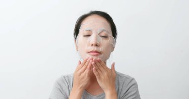 Kadının yüzünde maske uygulamak