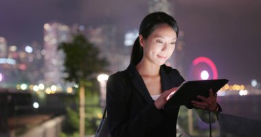 Geceleri tablet bilgisayar kullanarak iş kadını