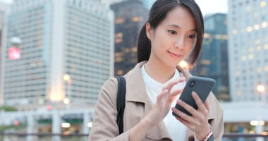 Akşamları Smartphone kullanan kadın