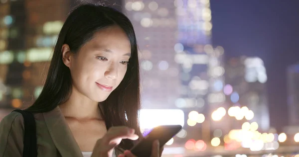 Jovem Empresária Usando Telefone Celular Noite — Fotografia de Stock