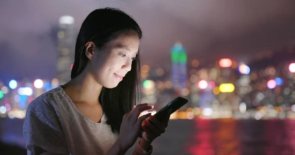 Jovem Mulher Usando Telefone Celular — Fotografia de Stock