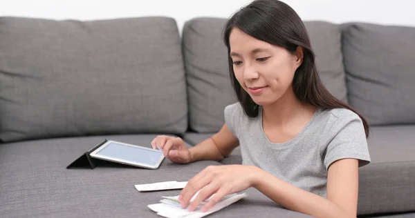 Γυναίκα Καταγράφει Την Καθημερινή Δαπάνη Του Υπολογιστή Tablet Στο Σπίτι — Φωτογραφία Αρχείου